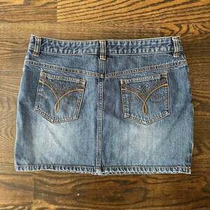 Vintage Old Navy Y2K Denim Mini Skirt with Embroidered Pockets, Size 6